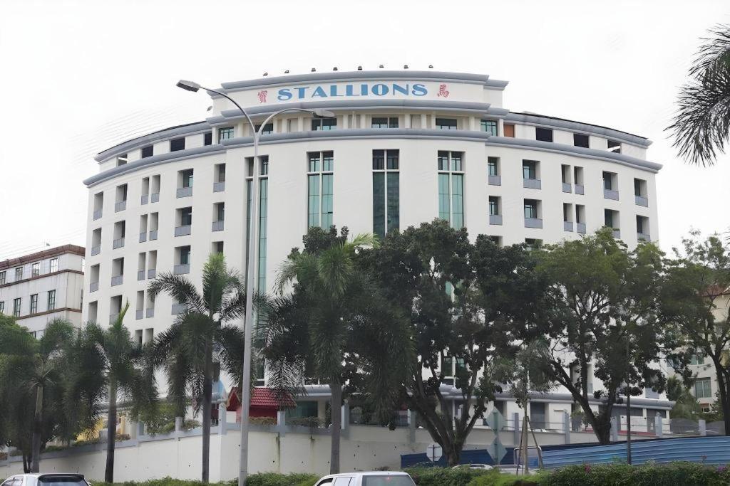Stallions Suite Penang Jelutong Esterno foto
